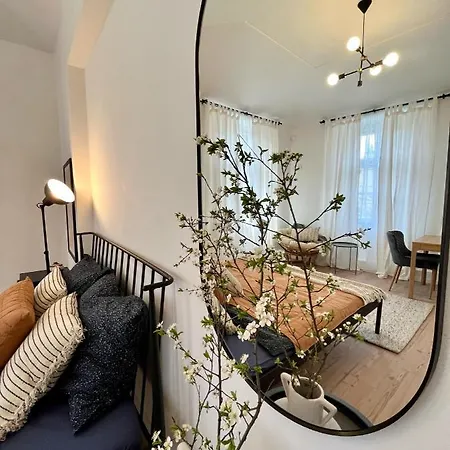 Apartment Homely Close To Metro Palmovka *
